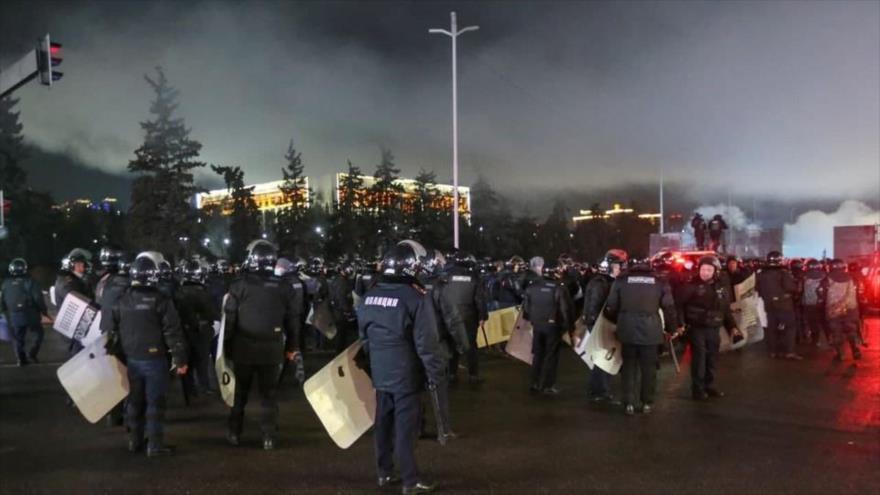 Policías y soldados de la Guardia Nacional durante una marcha en Almaty, la ciudad más grande de Kazajistán.