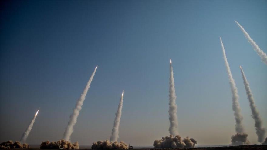 Irán dispara varios misiles de manera simultánea durante unas maniobras militares, 15 de enero de 2021. (Foto: AP)