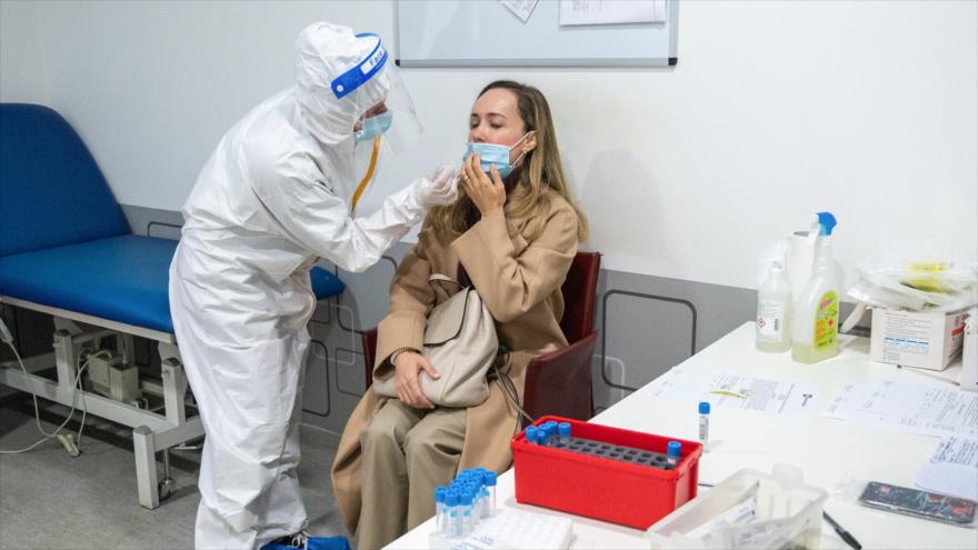 Un miembro del equipo médico realiza una prueba de COVID-19 en Roma, capital de Italia, 11 de noviembre de 2021. (Foto: Flash90)