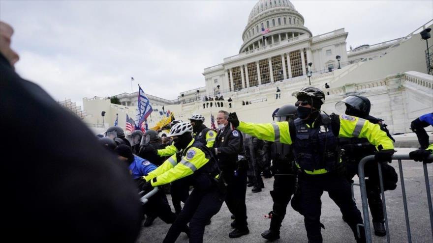 Los partidarios del expresidente de EE.UU. Donald Trump intentan romper una barrera policial en el Capitolio, 6 de enero de 2021. (Foto: AP)