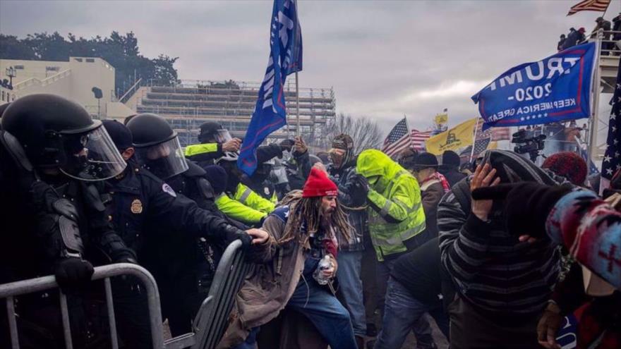 Partidarios de Donald Trump chocan con fuerzas de seguridad cuando la gente intenta asaltar el Capitolio, 6 de enero de 2021 (Foto: AFP)