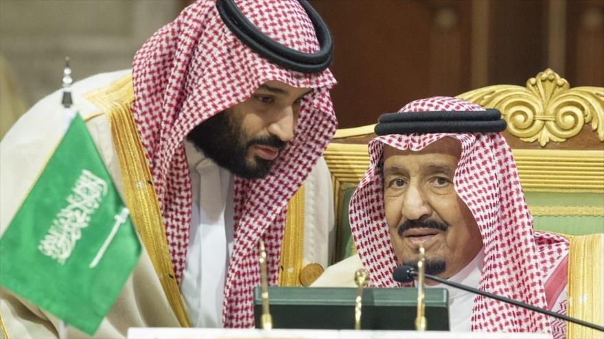 El rey de Arabia Saudí, Salman bin Abdulaziz Al Saud (dcha.), y el príncipe heredero saudí, Muhamad bin Salman Al Saud.