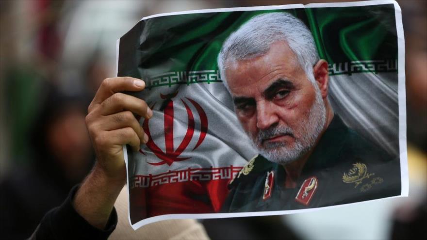 Un manifestante iraní enarbola imagen del teniente general Qasem Soleimani, comandante de la Fuerza Quds del CGRI de Irán, durante una marcha. 