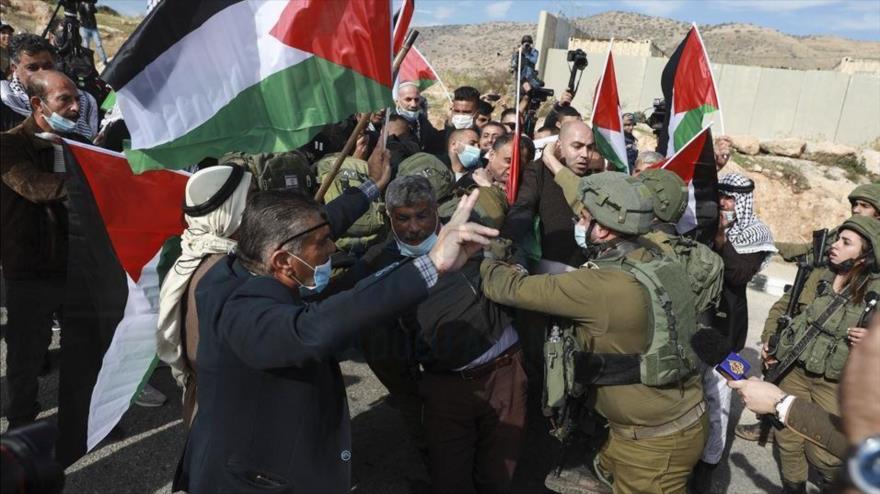 Fuerzas israelíes reprimen una protesta de los palestinos contra los asentamientos ilegales, Cisjordania, 24 de noviembre de 2020. (Foto: Anadolu)