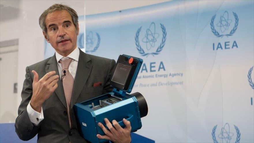 El director general de la AIEA, Rafael Grossi, presenta una cámara de vigilancia en Viena (Austria), 17 de diciembre de 2021. (Foto: AFP)