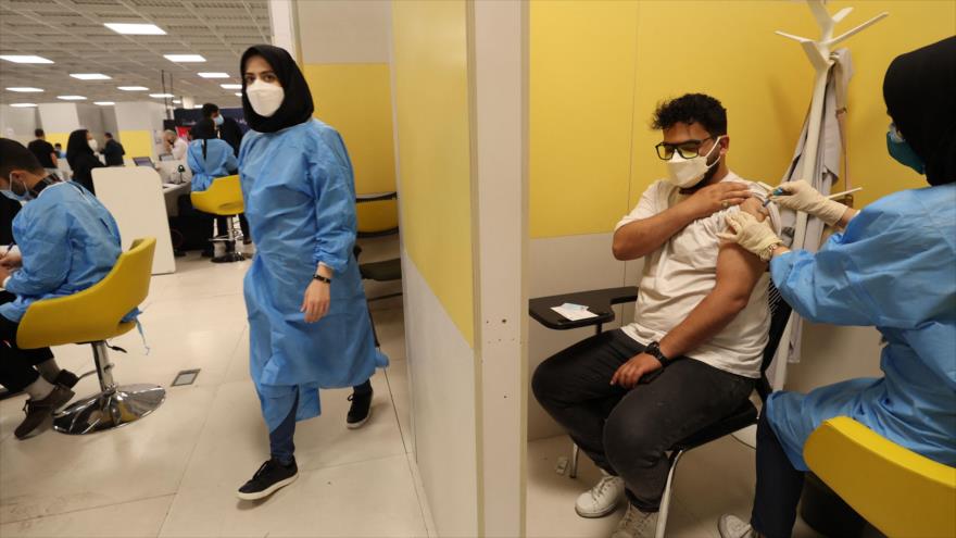 Un hombre está recibiendo vacuna contra el coronavirus en un centro de vacunación en la capital, Teherán, 14 de agosto de 2021. (Foto: AFP)
