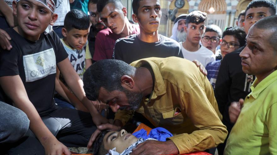 Familiares y amigos de un niño palestino, de 13 años, se despiden en su funeral en la ocupada Cisjordania, 6 de noviembre de 2021. (Foto: AFP)