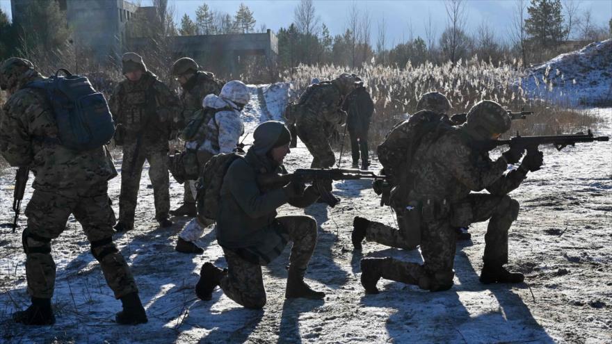 Las fuerzas armadas de Ucrania participan en un ejercicio militar cerca de Kiev, 25 de diciembre de 2021. (Foto: AFP)