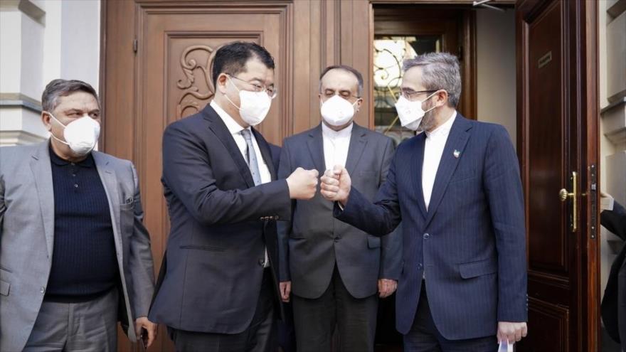 El vicecanciller surcoreano, Choi Jong kun (segundo desde la izda.) se reúne con su homólogo iraní, Ali Baqeri Kani, en Viena, 6 de enero de 2022.