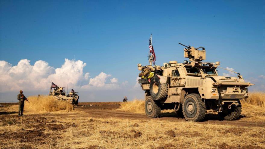 Tropas estadounidenses en vehículos blindados y combatientes de las FDS en la ciudad siria de Al-Qahtaniya (norte), 13 de octubre de 2019. (Foto: AFP)