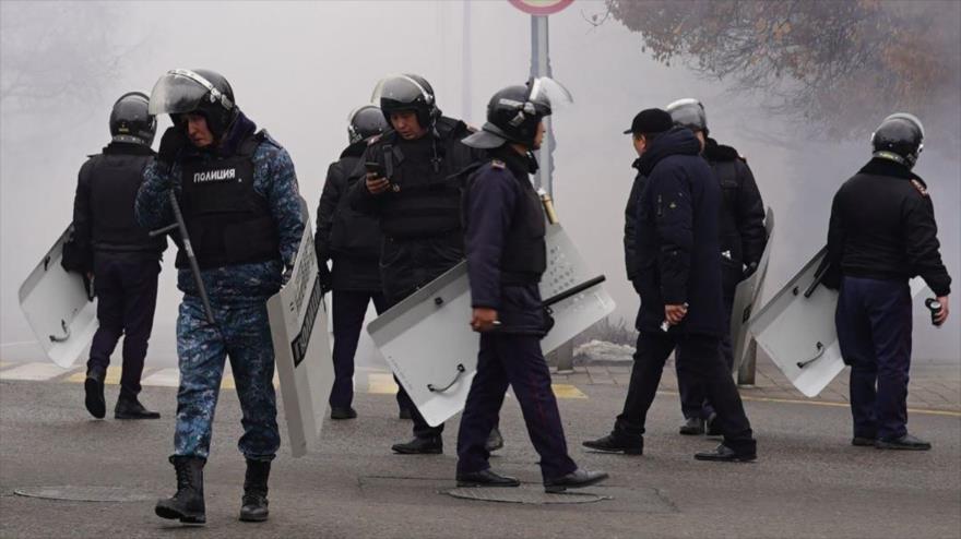 Agentes de la policía antidisturbios en Almaty, Kazajistán, 5 de enero de 2022 (Foto: AFP)