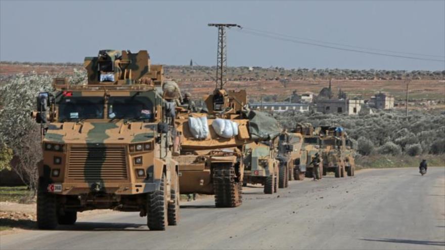 Un convoy de vehículos militares turcos conduce al este de la ciudad de Idlib en el noroeste de Siria, 20 de febrero de 2020. (Foto: AFP)