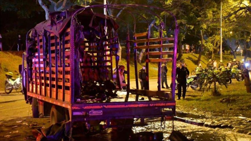 El camión de la policía antidisturbios Esmad de Colombia arrasado en el ataque con explosivos en el suroriente de Cali, 7 de enero de 2022.
