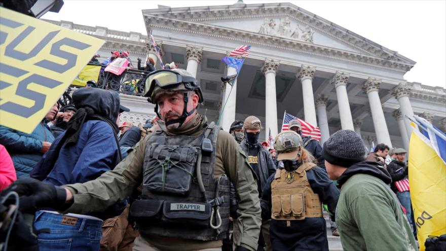 Miembros de un grupo de extrema derecha en EE.UU. en el asalto al Capitolio en Washington, 6 de enero de 2021. (Foto: AFP)