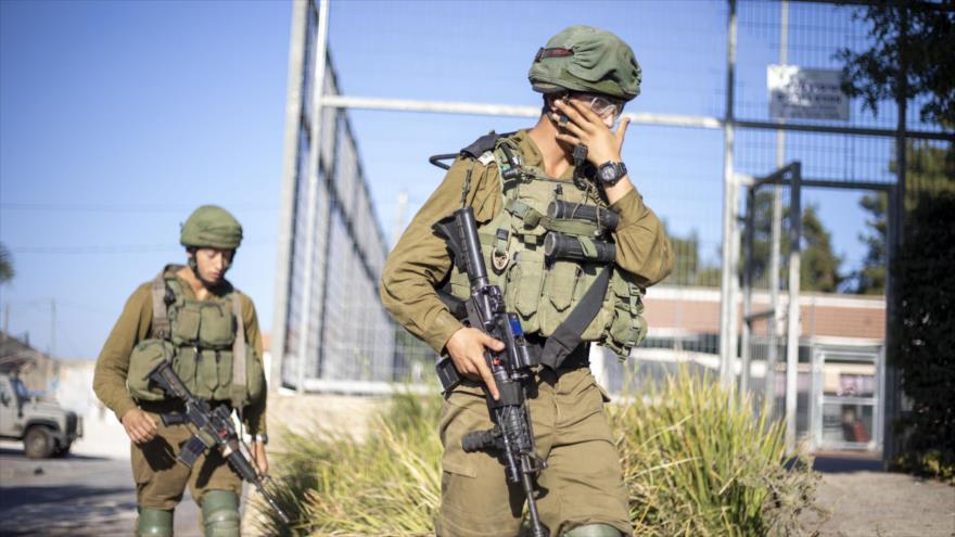 Soldados israelíes patrullan en la aldea de Avivim, en los territorios ocupados palestinos. (Foto: AP)