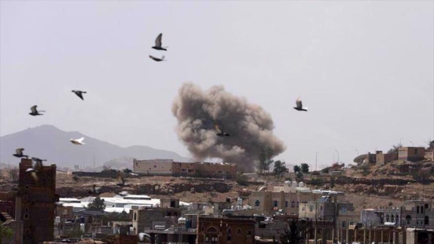 La coalición saudí contra Yemen lanza un ataque aéreo en las afueras de Saná, la capital yemení. (Foto: Reuters)