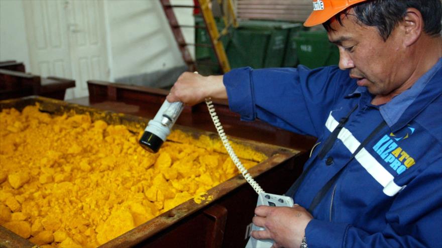 Un trabajador kazajo comprueba el nivel de radiación del óxido de uranio en la mina PV-19, sur de Kazajstán, 11 de mayo de 2006. (Foto: Reuters)