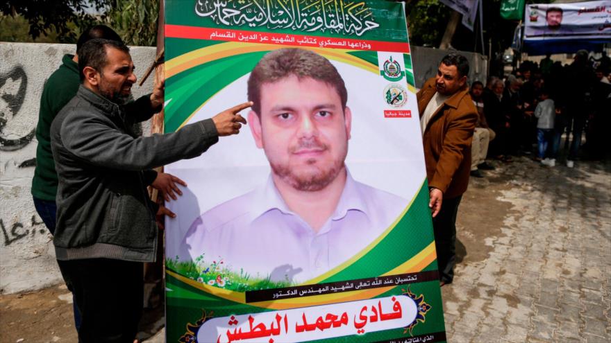 La imagen del asesinado investigador palestino Fadi Mohamad al-Batash en su ceremonia de conmemoración. (Foto: AFP)