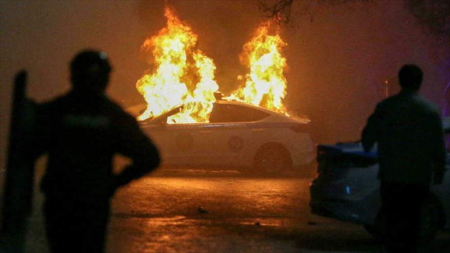 Foto de un coche de policía en llamas durante las protestas en Almaty, Kazajstán, 5 de enero de 2022. (Foto: Reuters)