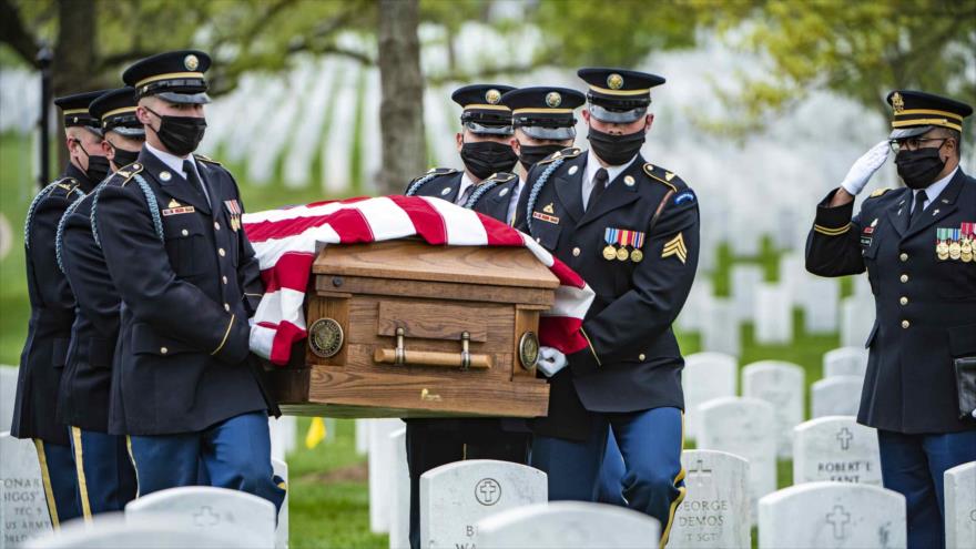 Soldados estadounidenses realizan honores funerarios militares, Virginia, 14 de abril de 2020.