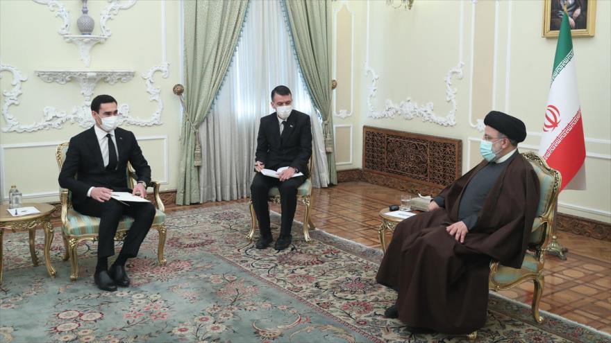 El presidente de Irán (dcha.) y Serdar Berdimuhamedov, enviado especial del presidente de Turkmenistán, Teherán, 9 de enero de 2022. (Foto: President.ir)