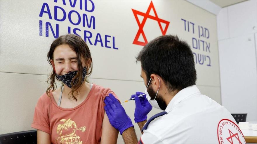 Una mujer israelí recibe una dosis de una vacuna contra COVID-19.