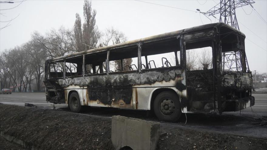 Un autobús quemado durante los enfrentamientos en Almaty, Kazajistán, 9 de enero de 2022. (Foto: AP)