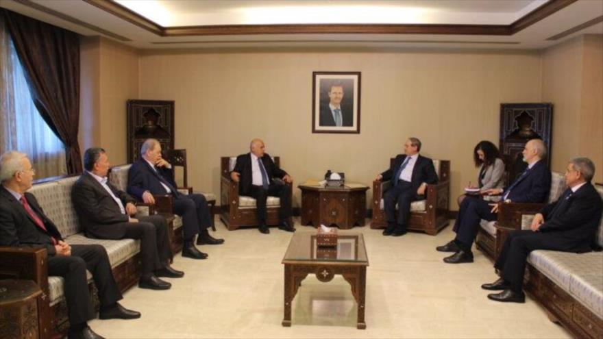 Canciller sirio, Faisal al-Miqdad, y mayor general Jibril Rajoub, secretario del Comité Central de Al-Fatah, se reúnen en Damasco, 9 de enero de 2022. (Foto: SANA)