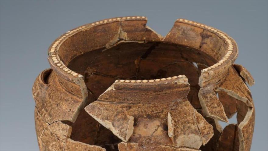 Pieza de cerámica encontrada en una antigua tumba en Guangxi, China, 8 de enero de 2022.