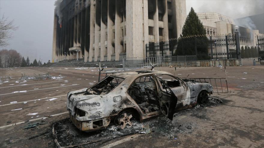 Un auto quemado durante los enfrentamientos en Almaty, Kazajistán, 6 de enero de 2022. (Foto: Reuters)