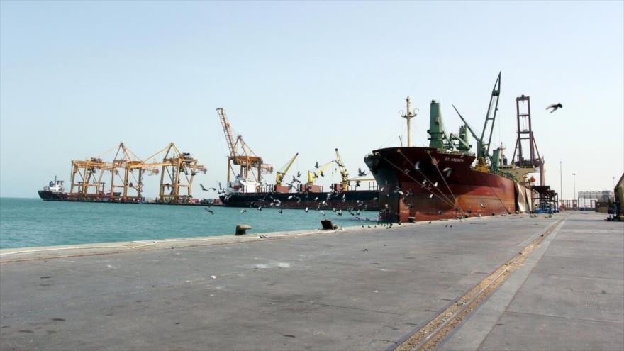 Un barco está atracado en el puerto yemení de Al-Hudayda, en el mar Rojo, 23 de marzo de 2017. (Foto: Reuters)
