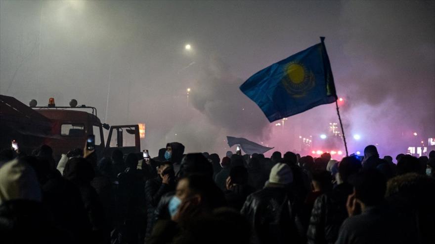 Una manifestación contra el aumento de los precios del combustible en Almaty, Kazajistán, 4 de enero de 2022. (Foto: AFP)