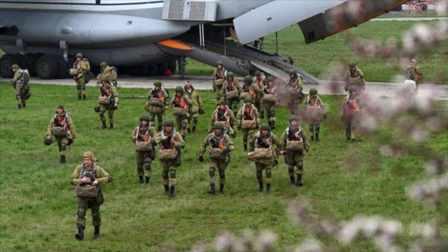 Tropas rusas durante un ejercicio en un aeródromo militar en el puerto marítimo de Azov en Taganrog, Rusia, 22 de abril de 2021. (Foto: Reuters)
