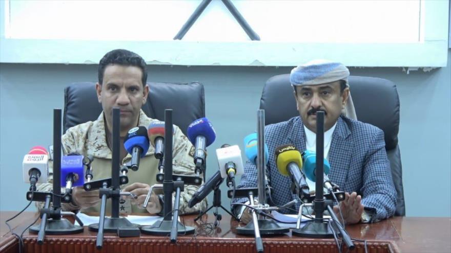El portavoz de la coalición liderada por Arabia Saudí, Turki al-Maliki (izda.) habla con la prensa desde Shabwa de Yemen, 11 de enero de 2022.