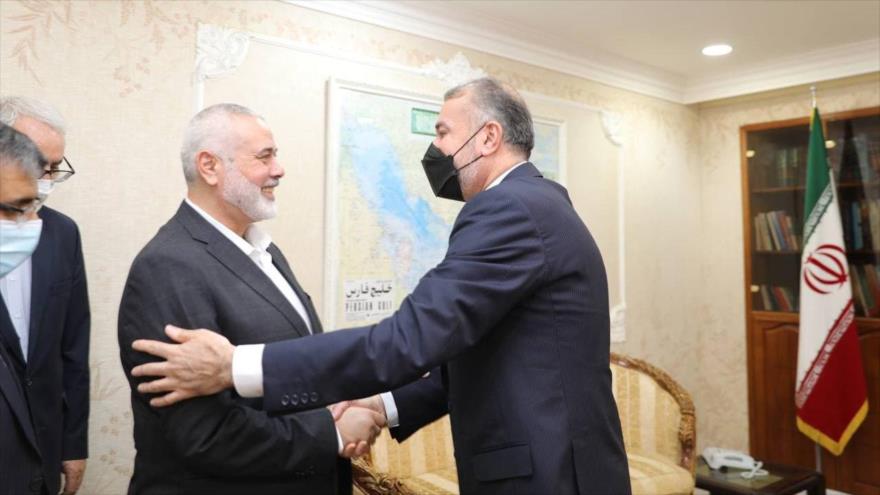 Canciller iraní, Hosein Amir Abdolahian (dcha.), y jefe de dirección política de HAMAS, Ismail Haniya, Doha, 11 de enero de 2022. (Foto: mfa.gov.ir)
