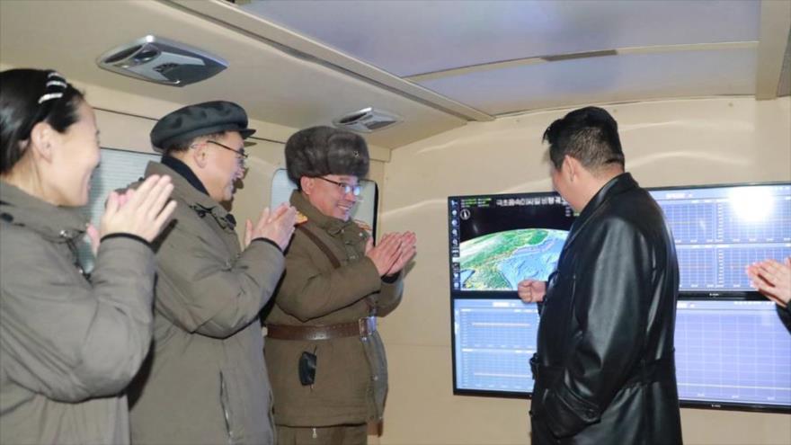 El líder norcoreano, Kim Jong-un (dcha.), observa la prueba de un misil hipersónico, 11 de enero de 2022. (Foto: KCNA)