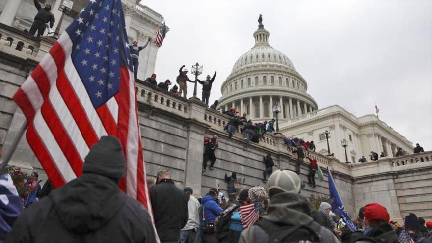 Partidarios del entonces presidente de EE.UU., Donald Trump, atacan al edificio del Capitolio, Washington, EE.UU., 6 de enero de 2021. (Foto: Reuters)