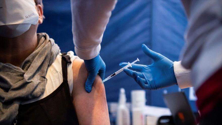 Una mujer recibe tercera dosis de la vacuna anticovid, en Núremberg, Alemania, 18 de noviembre de 2021. (Foto: Reuters)