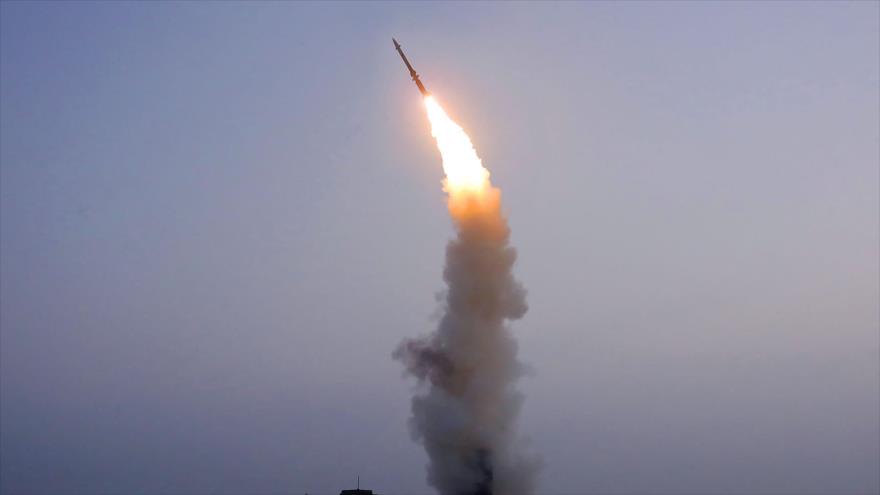 Corea del Norte dispara un misil antiaéreo, 30 de septiembre de 2021. (Foto: AFP)
