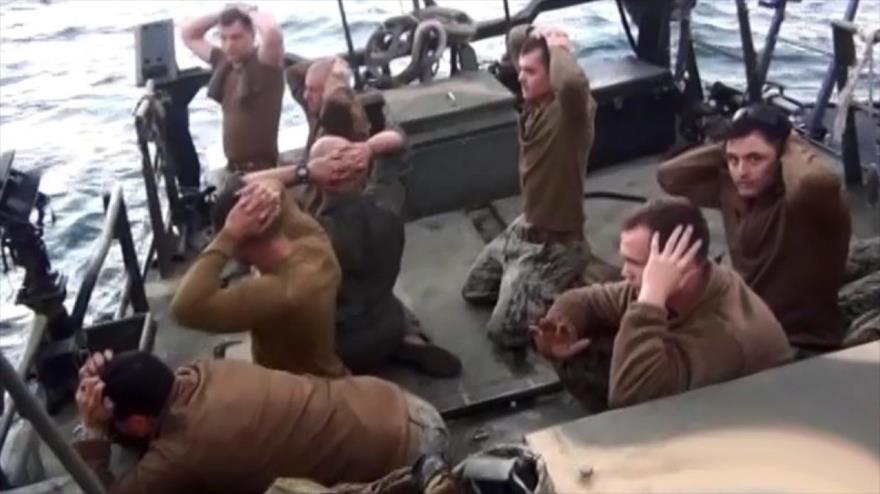 Marines estadounidenses capturados por las fuerzas iraníes, en rodillas y con las manos sobre sus cabezas, 12 de enero de 2016. 