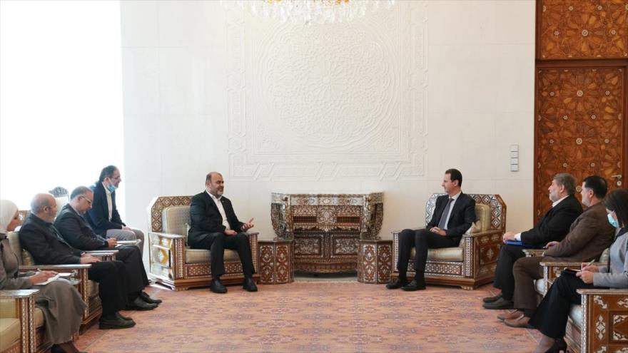 El presidente sirio, Bashar al-Asad, se reúne con el ministro iraní de Transporte y Desarrollo Urbano, Rostam Qasemi, en Damasco, 12 de enero de 2022.