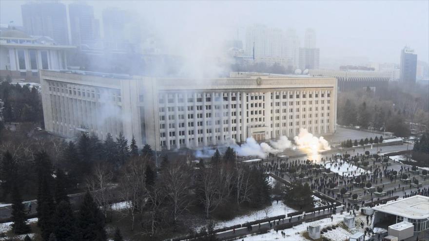 El humo se eleva desde el edificio del ayuntamiento de la ciudad kazaja de Almaty durante una protesta, 5 de enero de 2022. (Foto: AP)