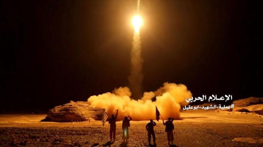 Un misil balístico lanzado por las fuerzas yemeníes contra las posiciones de la coalición agresora saudí.
