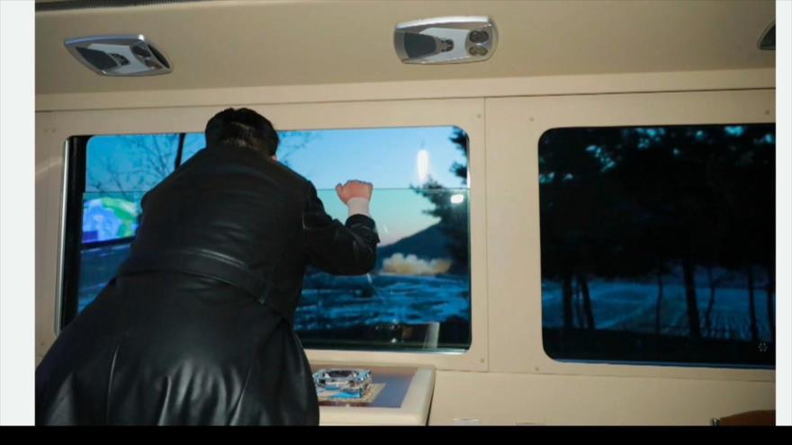 El líder norcoreano, Kim Jong-un, observa lo que el país dice es un lanzamiento de prueba de un misil hipersónico, 11 de enero de 2022. (Foto: KCNA)