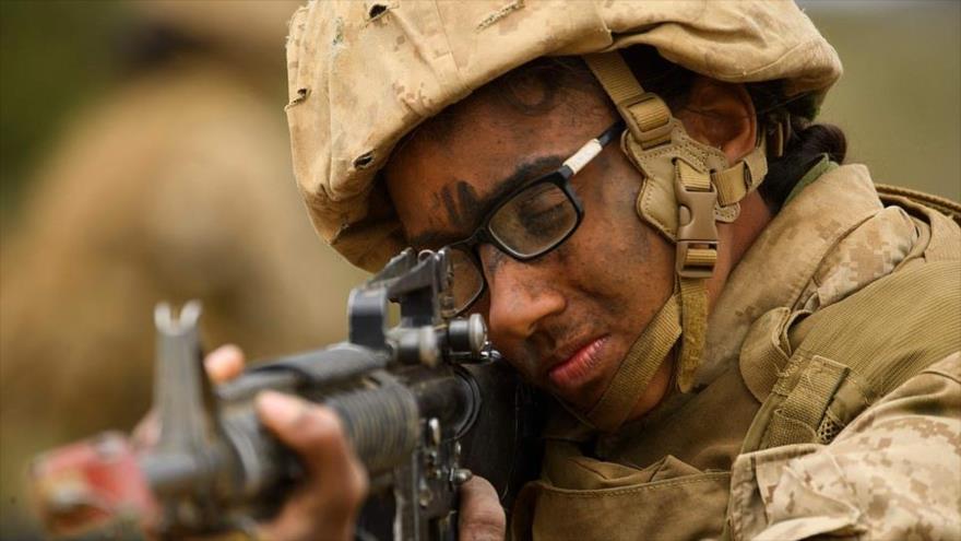 Una recluta del Cuerpo de Marines de EE.UU. apunta con su arma, en el estado de California, 21 de abril de 2021. (Foto: AFP)
