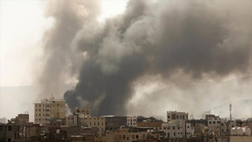 El humo sale del sitio de los ataques aéreos de la coalición liderada por Arabia Saudí en Saná, Yemen, 7 de marzo de 2021. (Foto: Reuters)