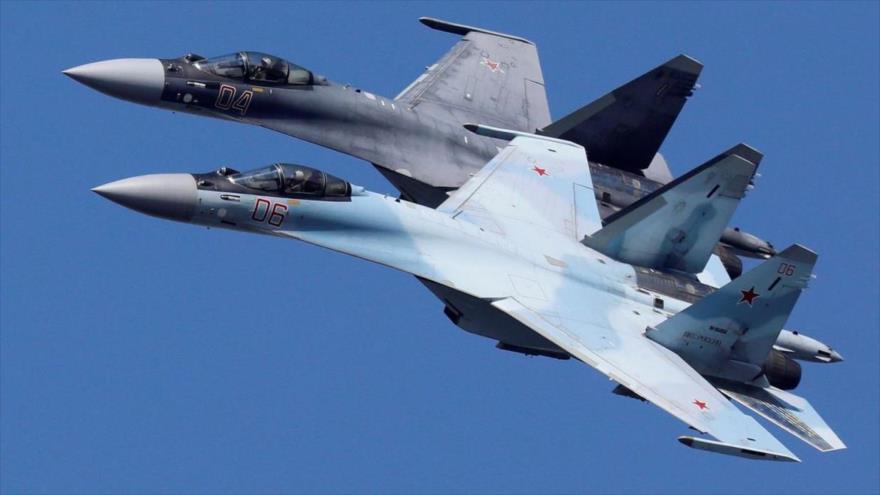 Dos aviones de guerra de la aviación rusa en pleno vuelo.