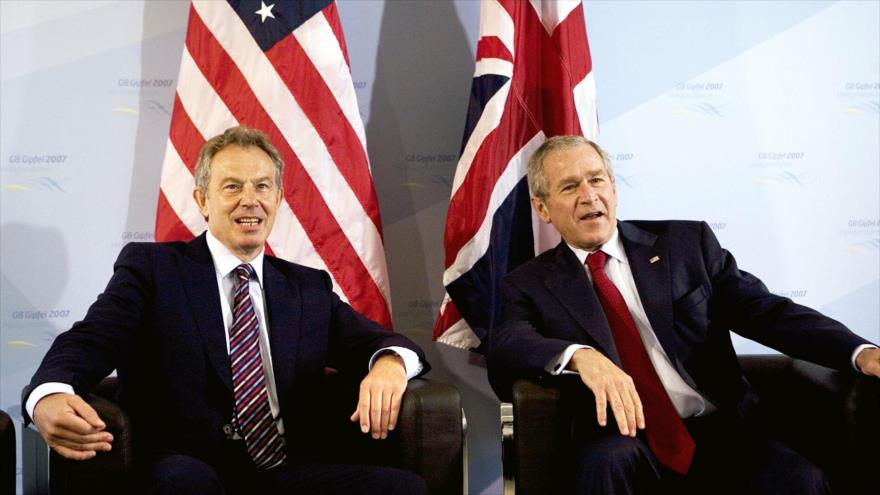 El expresidente de EE.UU., George W. Bush, y el ex primer ministro británico, Tony Blair (izda.), durante una reunión. 