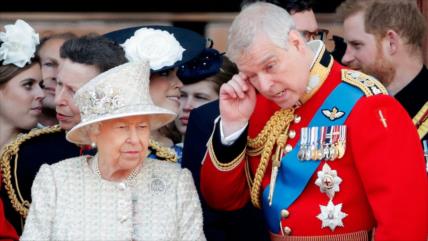 Isabel II despoja al príncipe Andrés de todos sus títulos reales