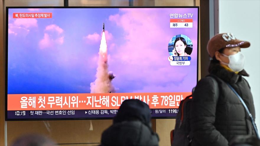 Una persona mira un informe de televisión que muestra imágenes de archivo de una prueba de misiles de Corea del Norte, 5 de enero de 2022. (Foto: AFP)